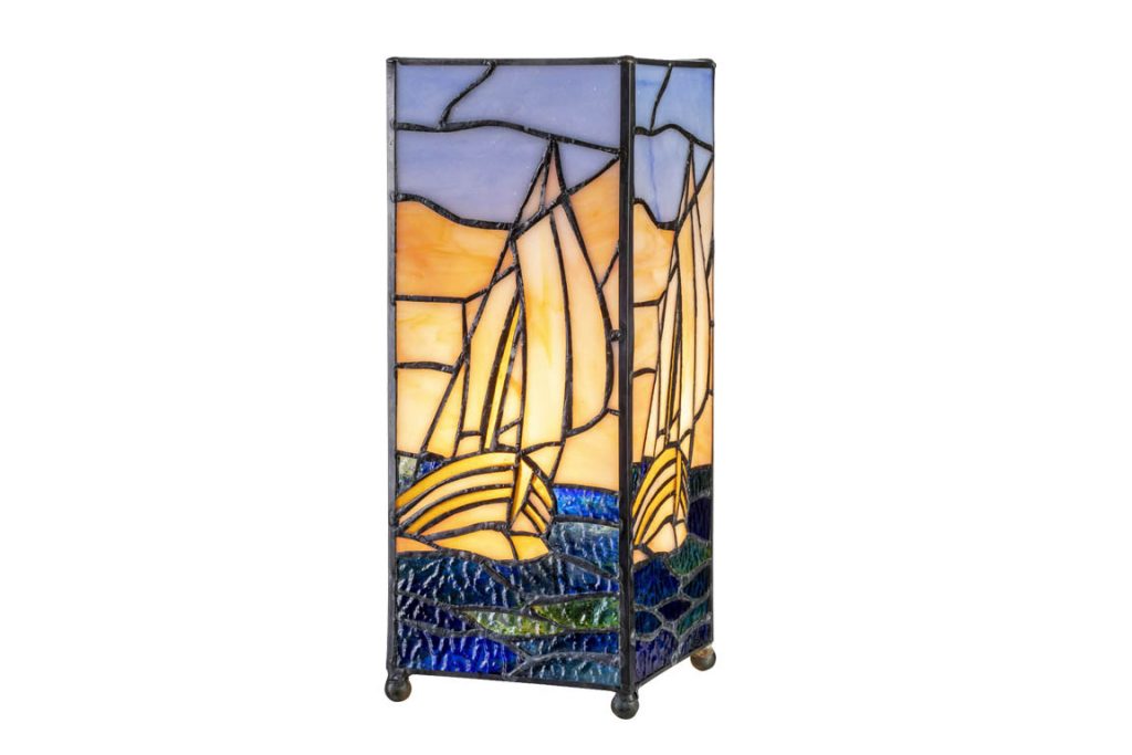 Lampe colonne style Tiffany décor bateau. Joliment décoré dans l’esprit de la période d’art et décoration de 1920. Le bord de chaque morceaux de verre est entouré d’une fine feuille de cuivre et soudé à l’étain pour l’assemblage des vitraux.