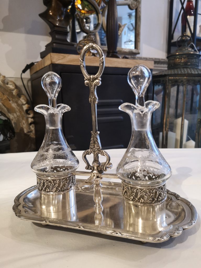 Huilier Vinaigrier ancien métal argenté. Le verre et le métal argenté sont joliment décorés. Bel objet de décoration, art de table non endommagé.
