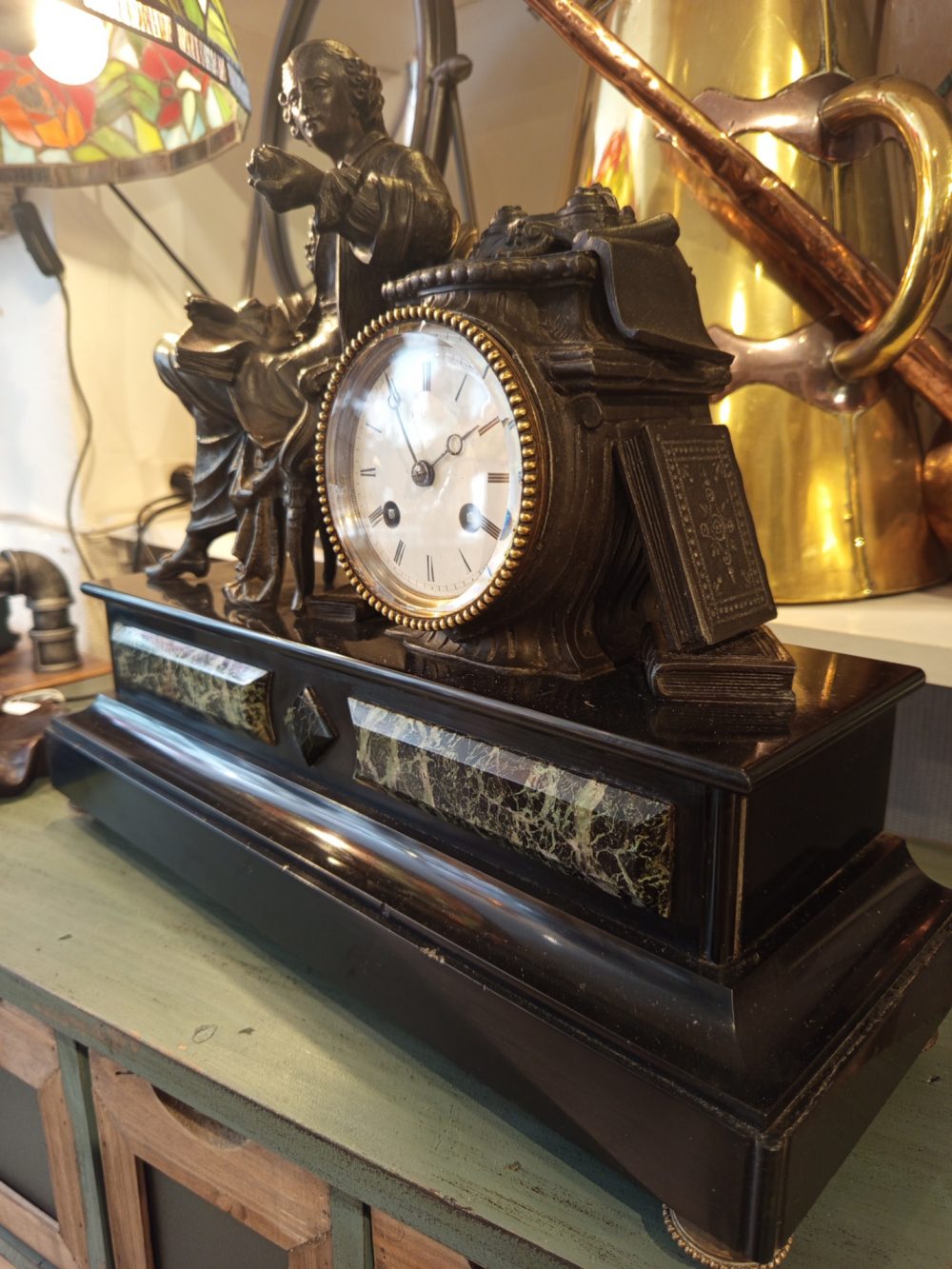 Pendule de cheminée en marbre et régule