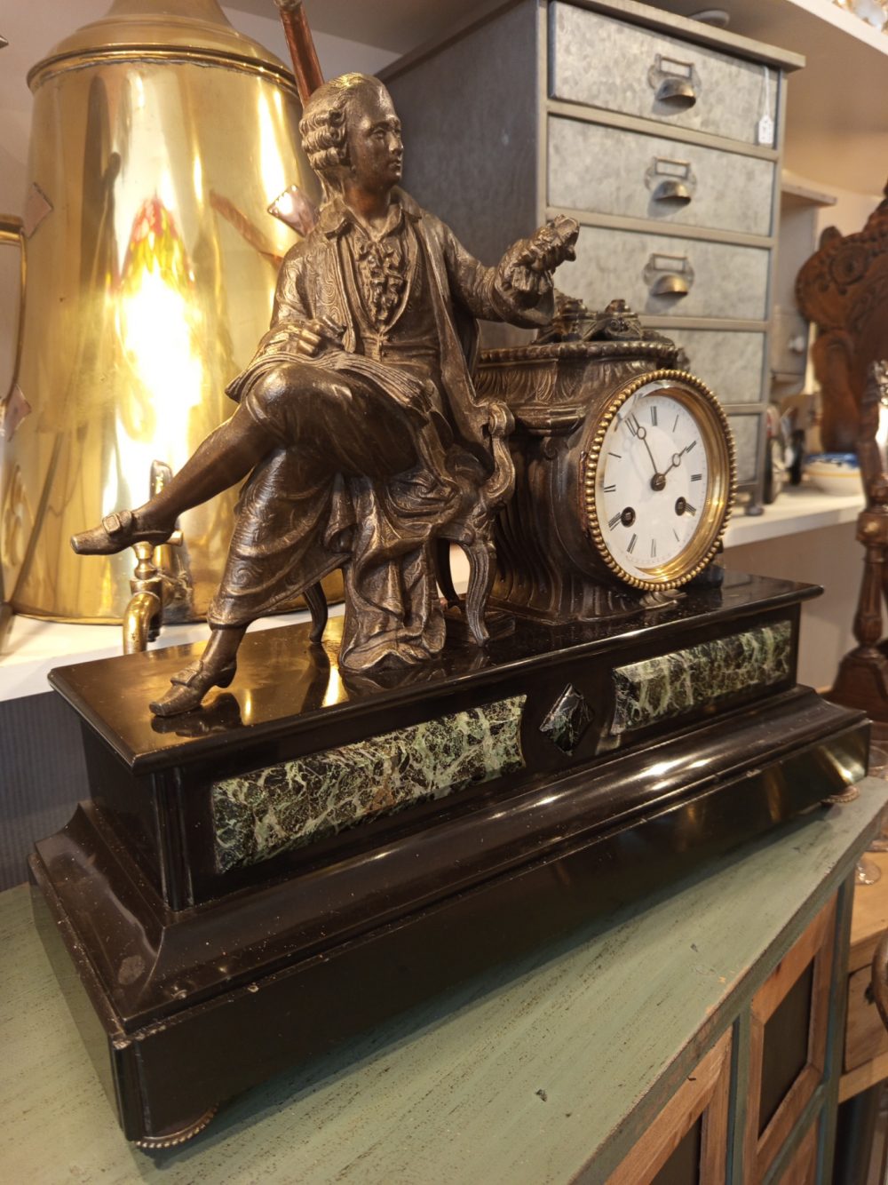 Pendule de cheminée en marbre et régule