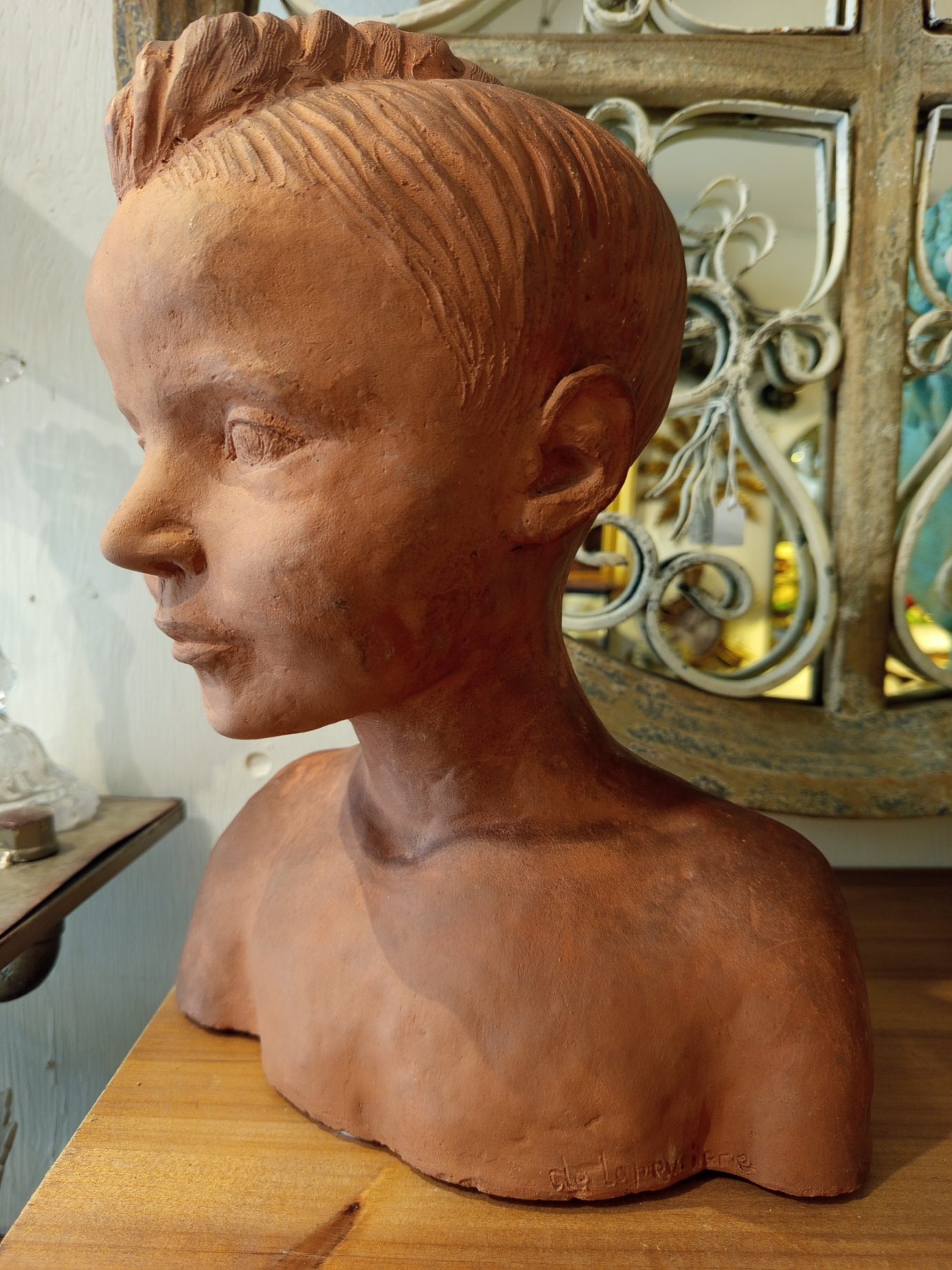Joli buste d'enfant en terre cuite signé
