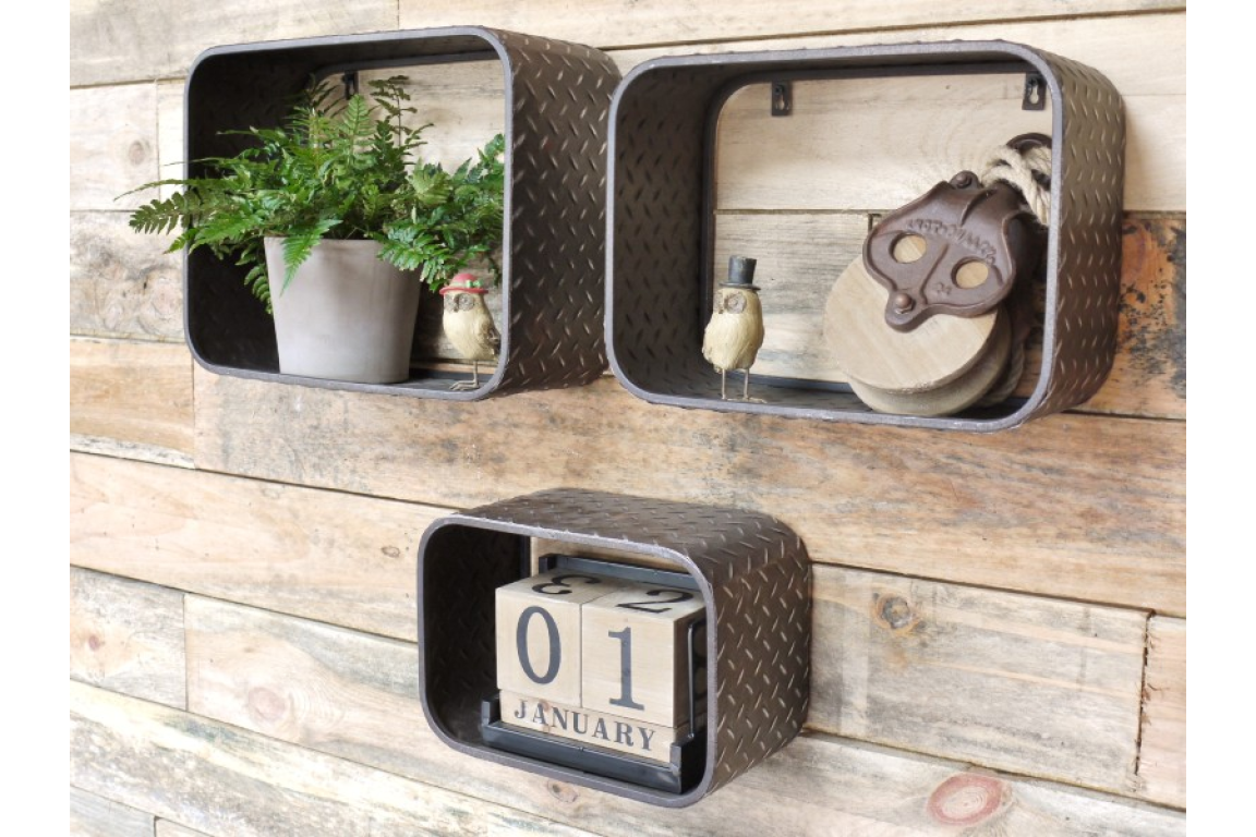 Etagère murale en métal à trois éléments