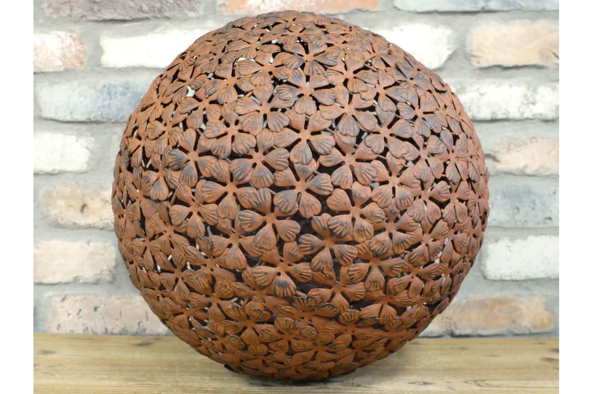 Boule décorative en métal façon rouillée
