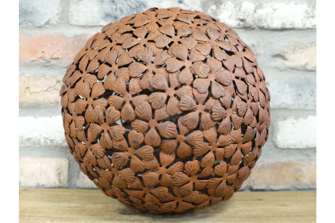 Boule décorative en métal façon rouillée