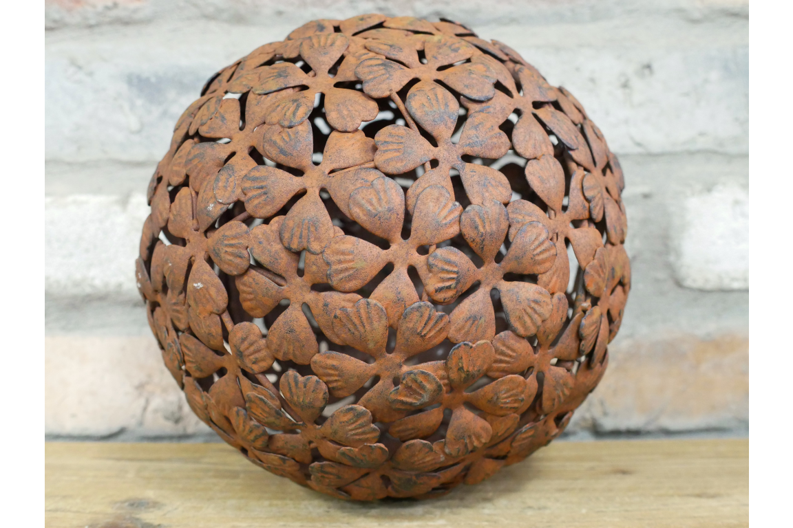 Boule décorative en métal façon rouillée