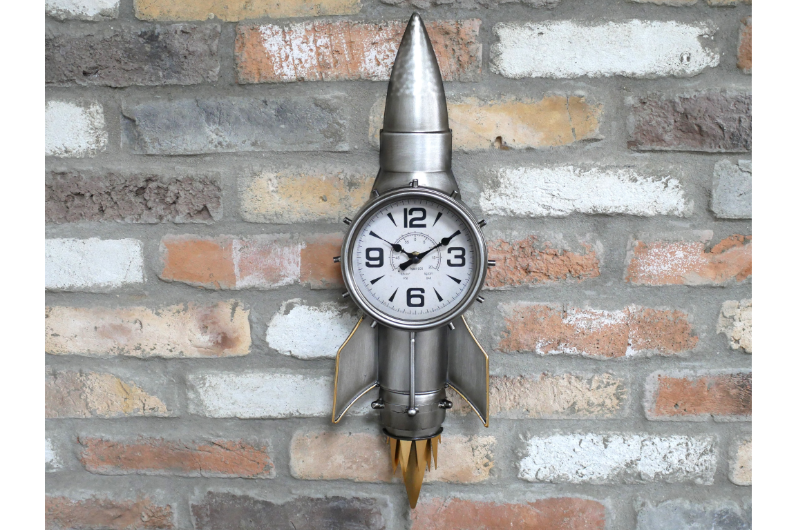 Horloge murale en métal en forme de fusée