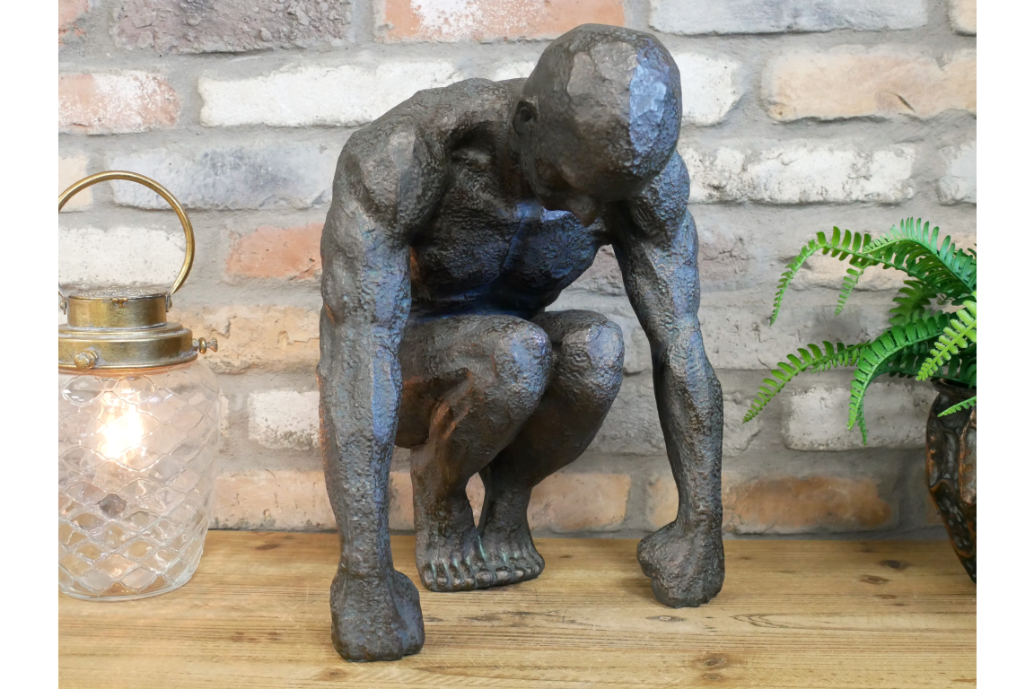 Statue décorative d'un homme en résine