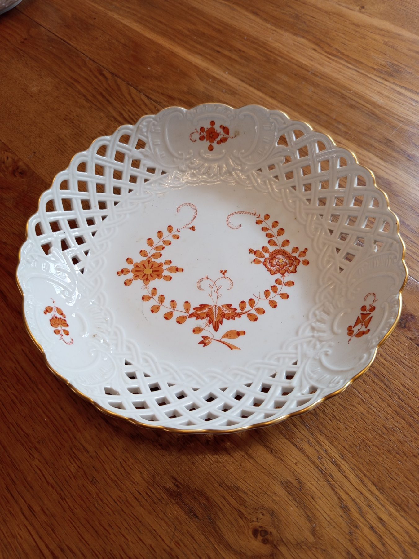 Plat rond en porcelaine de Meissen 19ème