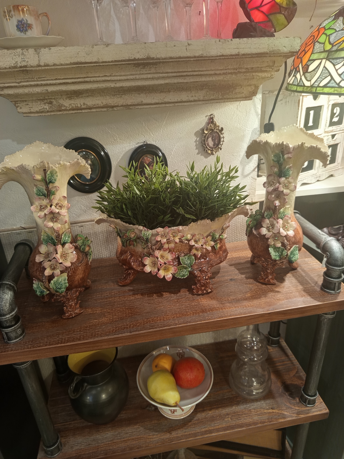 Une jardinière et deux vases en Barbotine