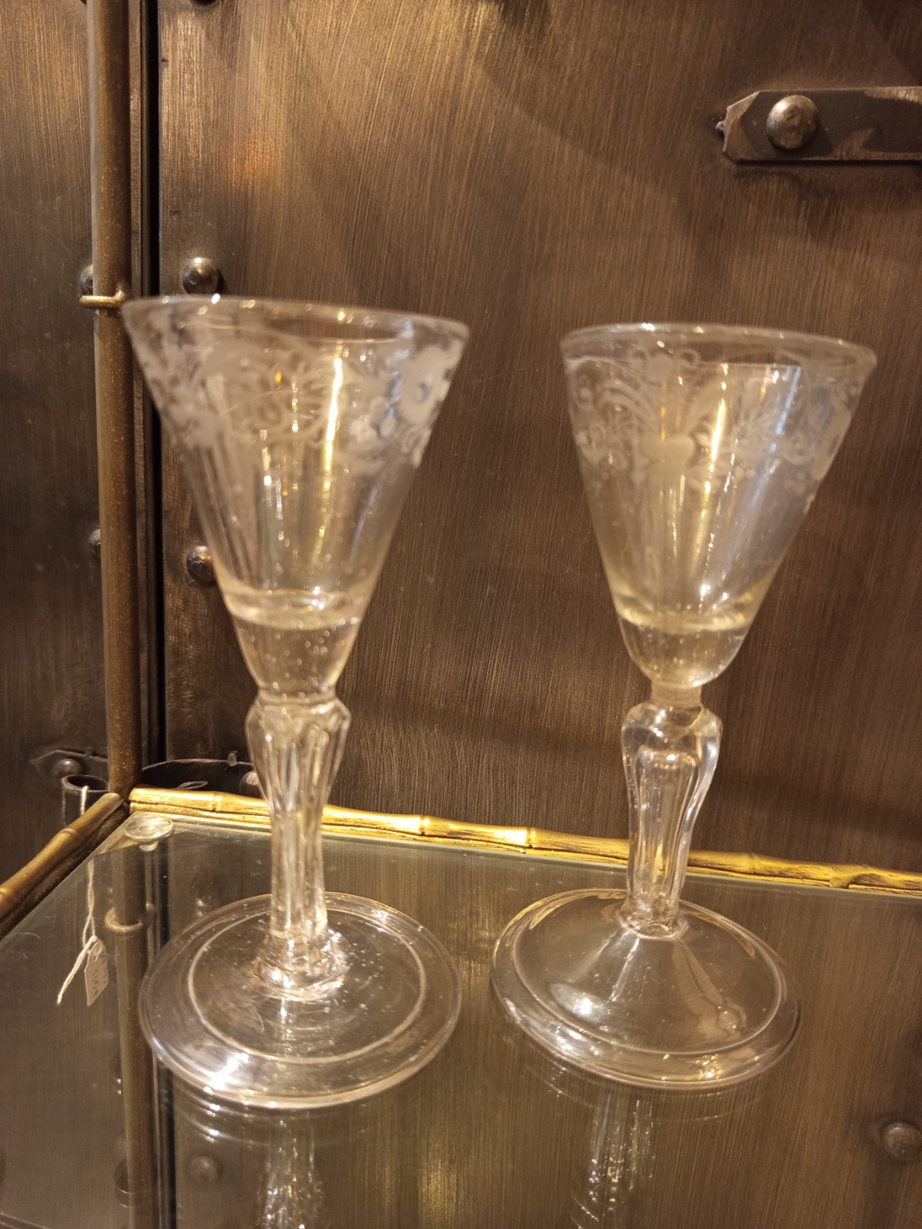 Deux verres à coupe gravée du XVIIIème